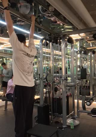 双手正握自重悬垂挂杠形态